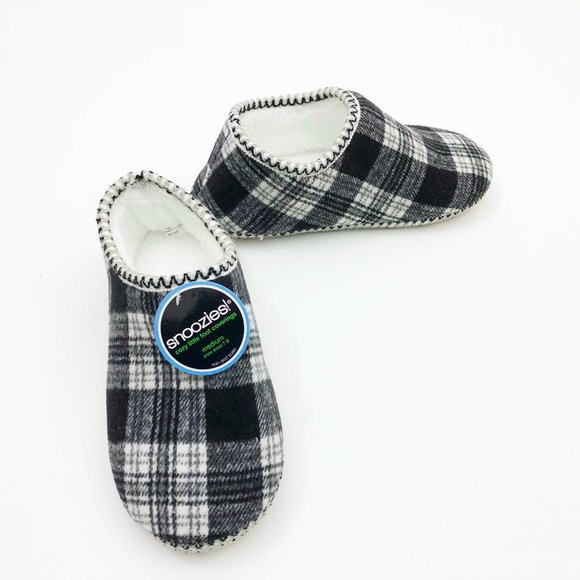 NWT Snoozies Women's Cabin Bootie Black & White Plaid Slippers Medium 7/8 - Picture 1 of 6